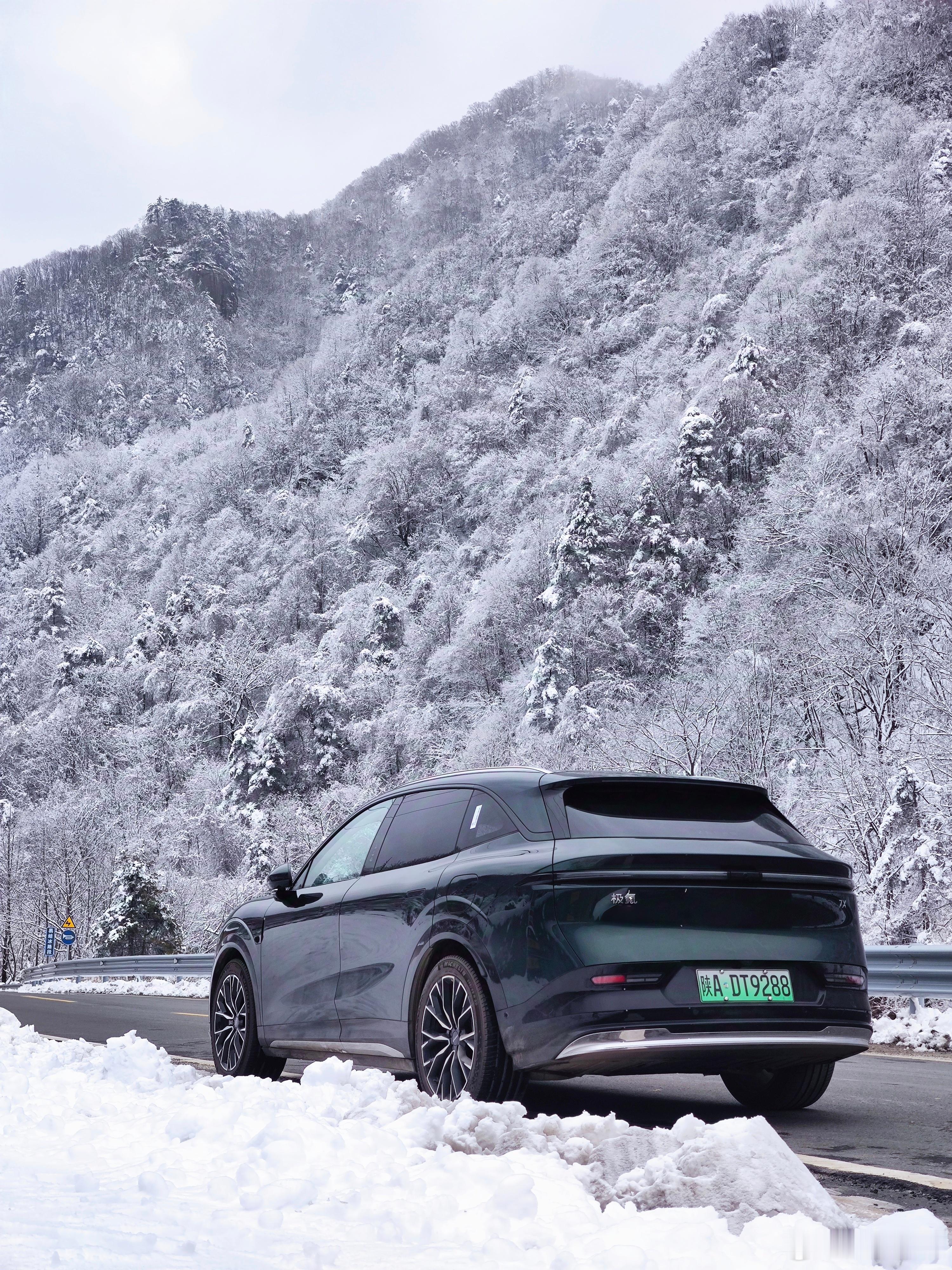 今年秦岭封山非常勤快，以后拍雪景越来越难了。   