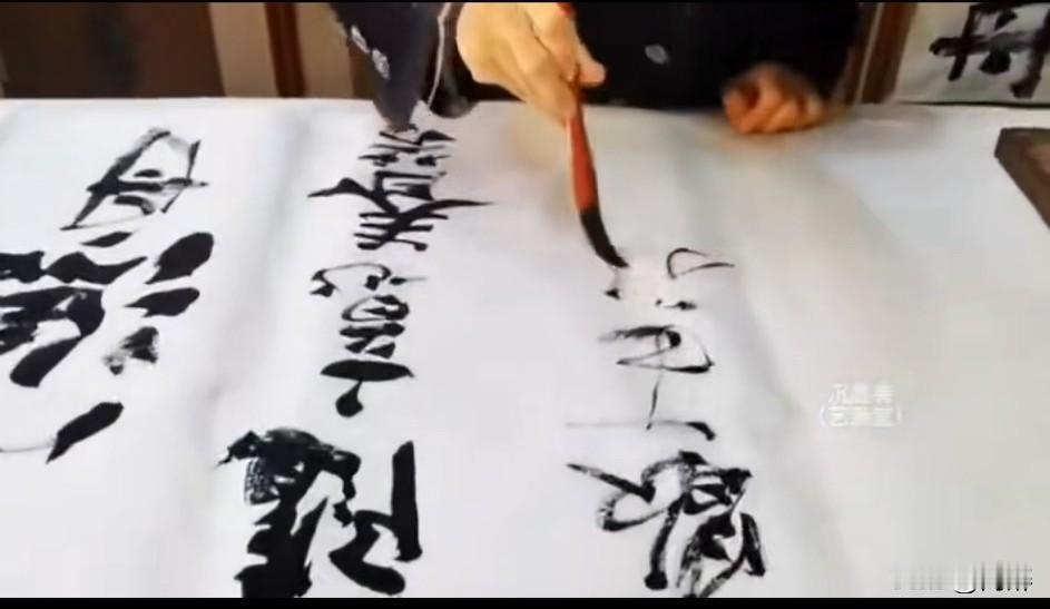 如果以她的说法，范小勤确实已经达到了天人合一的最高境界，范小勤是所有书法家顶礼膜