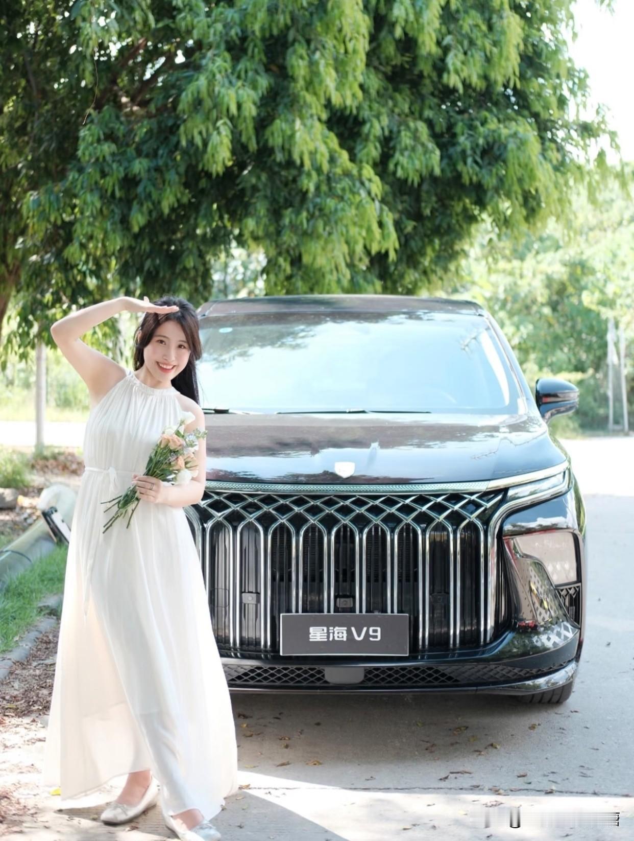 跟着一辆开得忽快忽慢的特斯拉，
我正好想试试星海V9的智能驾驶。
于是松开些方向