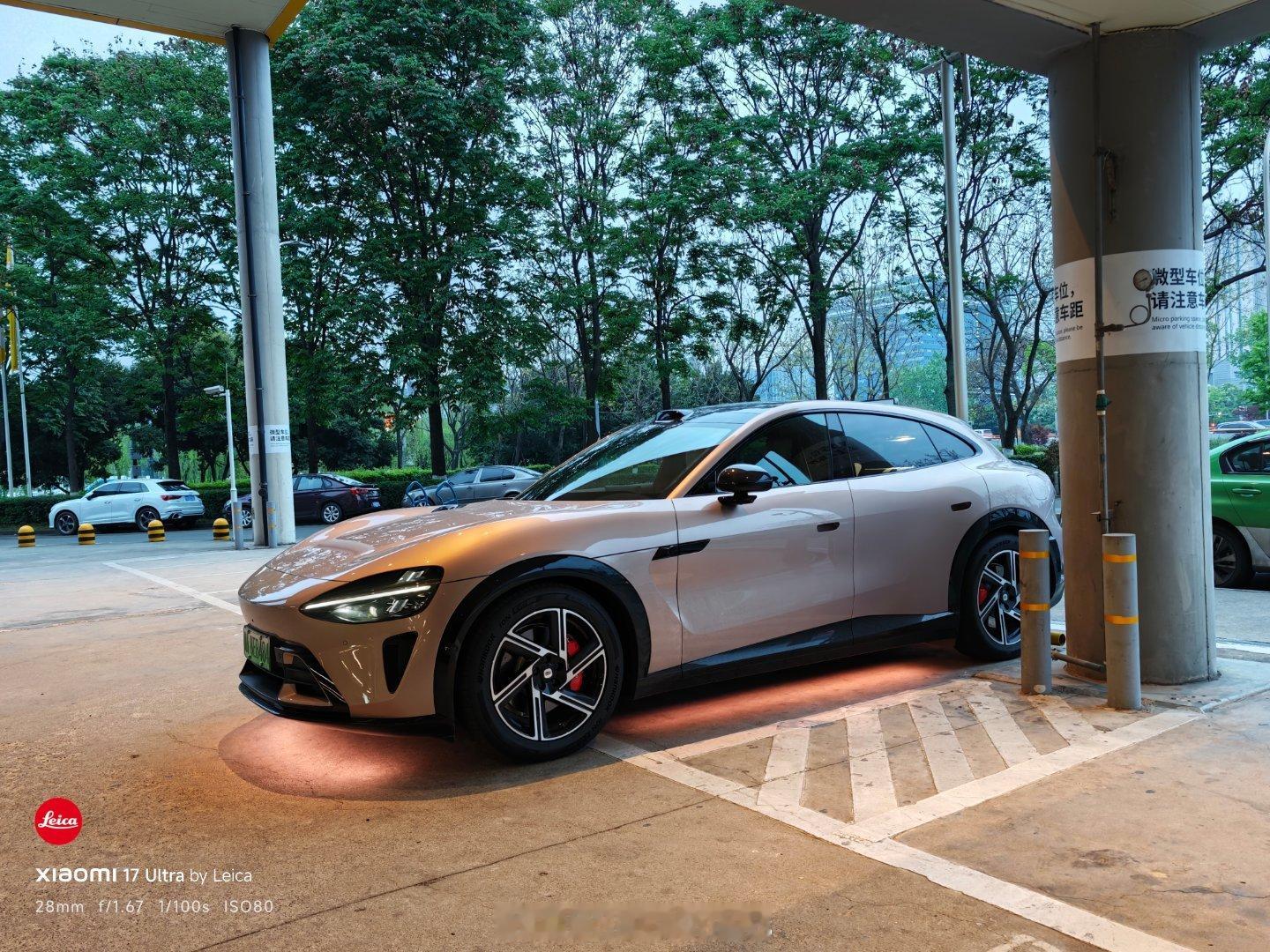 最近给YU7基本上都是悬架降到最低开起来真不像一台SUV