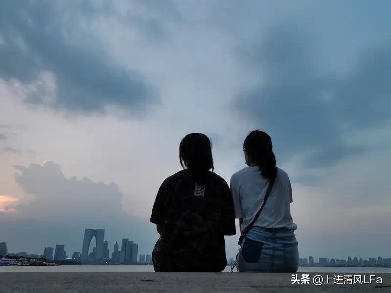 摩羯座的友情观很独特，就像在银行存定期，慢热却长情。他们交朋友看重实用性，能一起