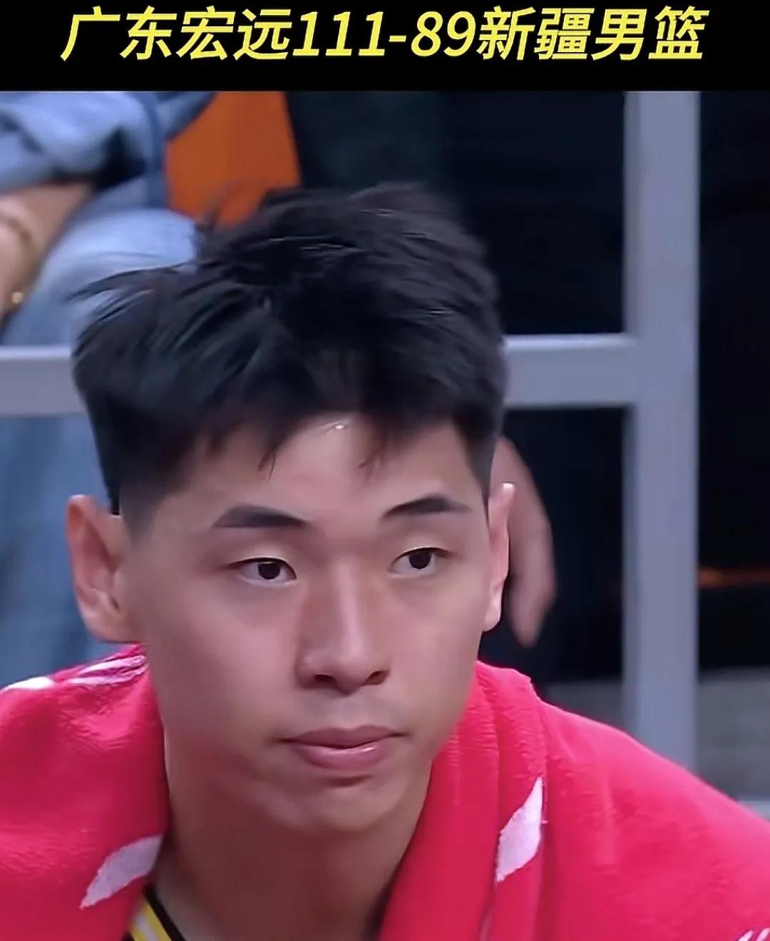 当球队打不开局面时，崔永熙占了出来，当队友失误时，崔永熙走到他面前安慰鼓励，自己