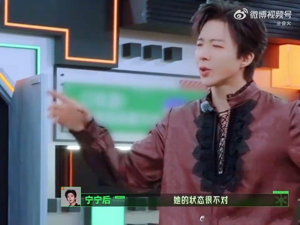 宁哥那句“咋没人怀疑楠楠”问得特自然，他说平时没见她这么闲溜达过，今天状态松得反