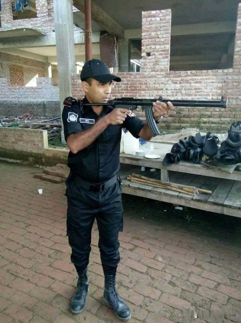 少见的孟加拉警察使用85式微冲照片