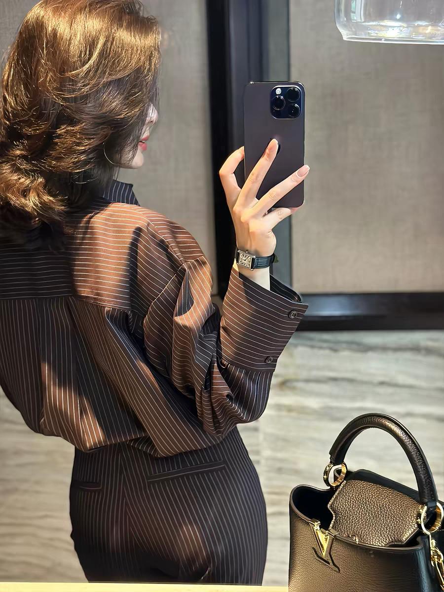 最近超火的法式小众设计感黑色条纹衬衫，我必须安排！
这件衬衫完美融合了御姐风和减