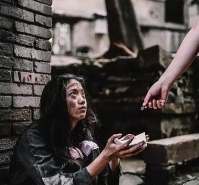 1977年的冬天，北京街头，一个衣衫褴褛、蓬头垢面的女人，死死盯着一个年轻男人的