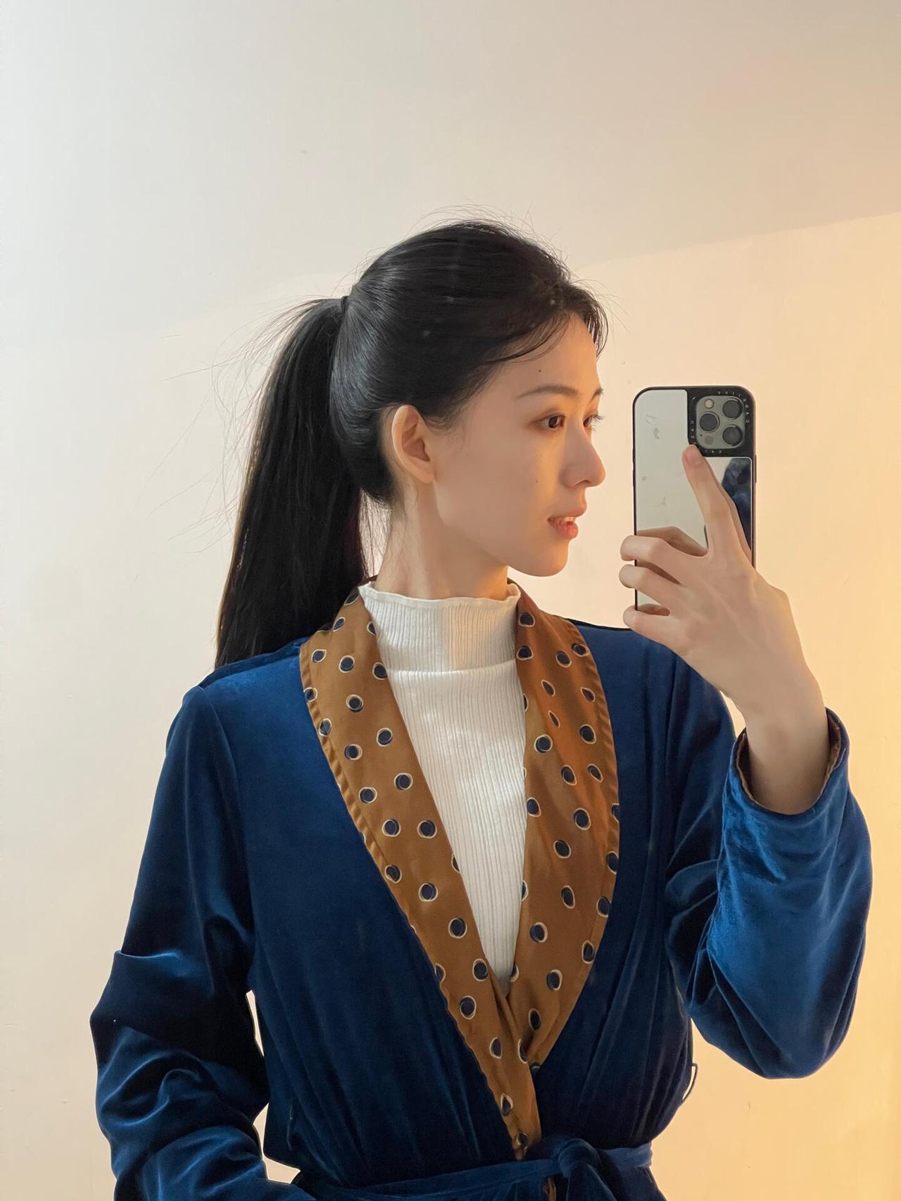 清平乐·镜前
 
鬓丝轻绾，马尾垂清浅。
镜里流年偷拂面，一帧温柔自敛。
 
蓝