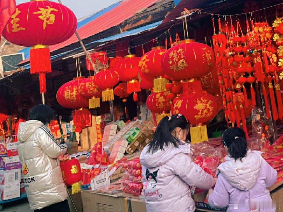 随手拍  过了大寒，新年的脚步越来越近了。老街挂满了各种各样的门联对子……及年货