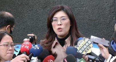 蒋经国陵寝前，
郑丽文为蒋万安打样，
在台湾讲自己是中国人没错！


在蒋经国陵