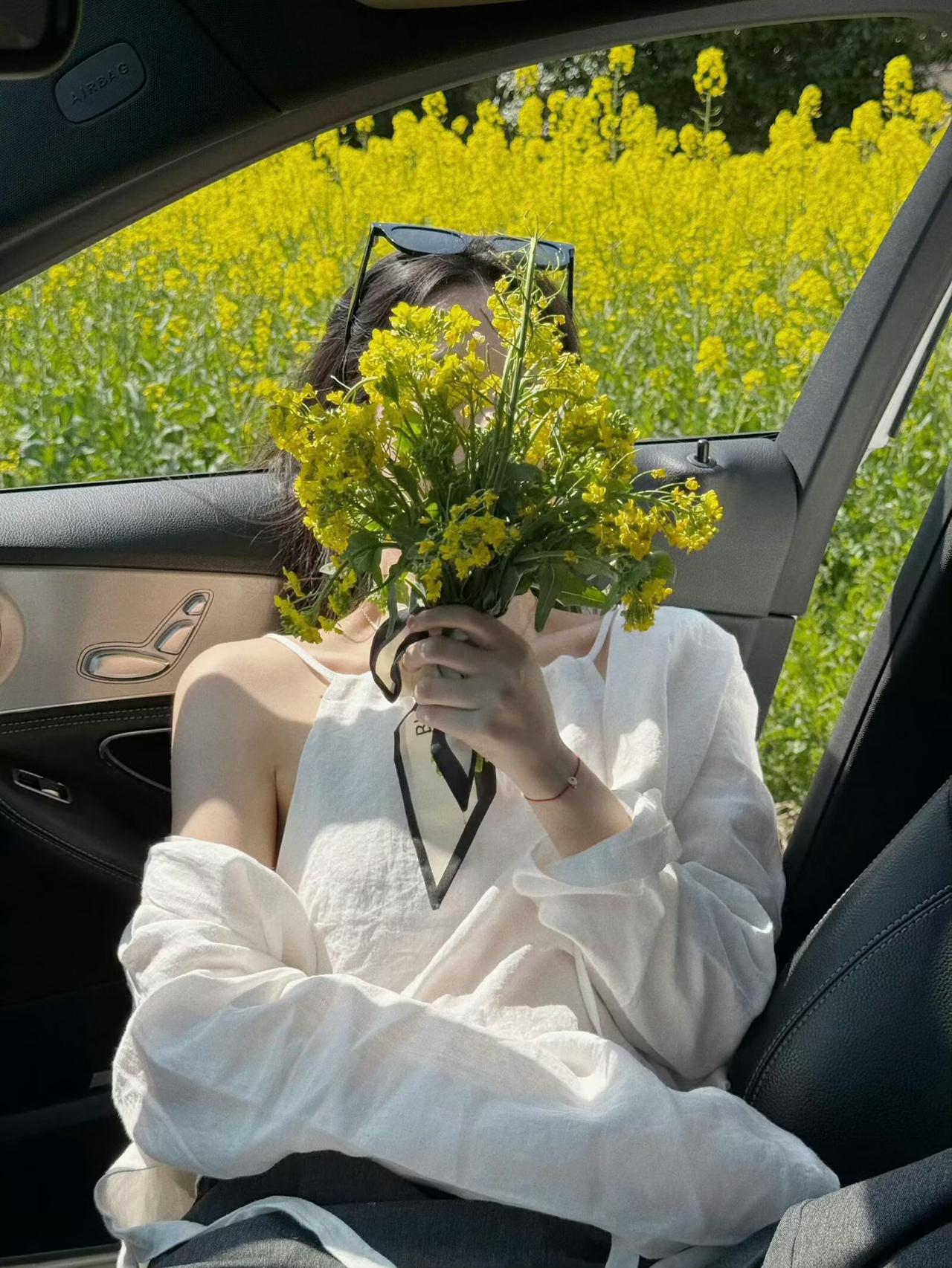 当年我嫁给前夫时，可是引了多半个村的人来看。

他们一方面是听说这个新媳妇长得好