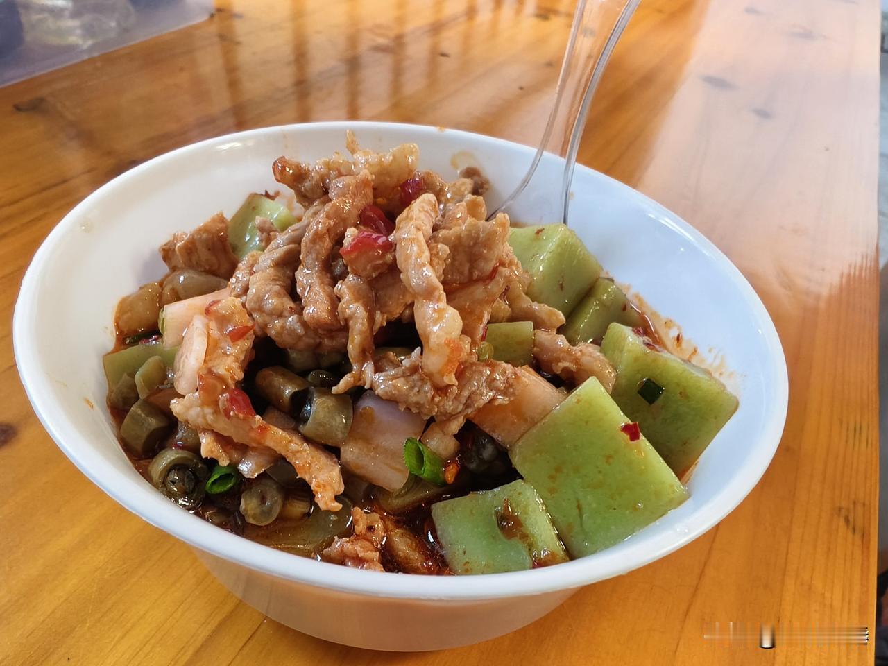 到了芙蓉镇吃的，第一顿饭，就是米豆腐，小碗20块钱，第二天找了几个地方，都是小碗