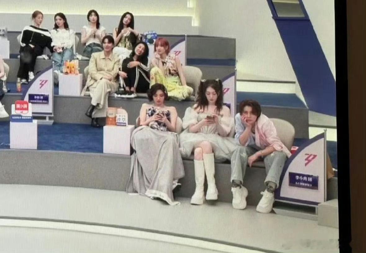 李小冉唐艺昕后台玩手机乘风2026 初见这幕，难免有瞬间的在意。可细想，姐姐们也