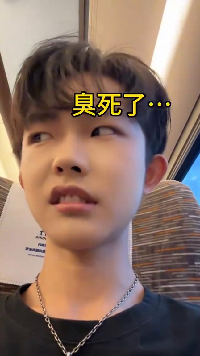 在高铁遇到不文明行为，臭死了，看我怎么惩罚他。