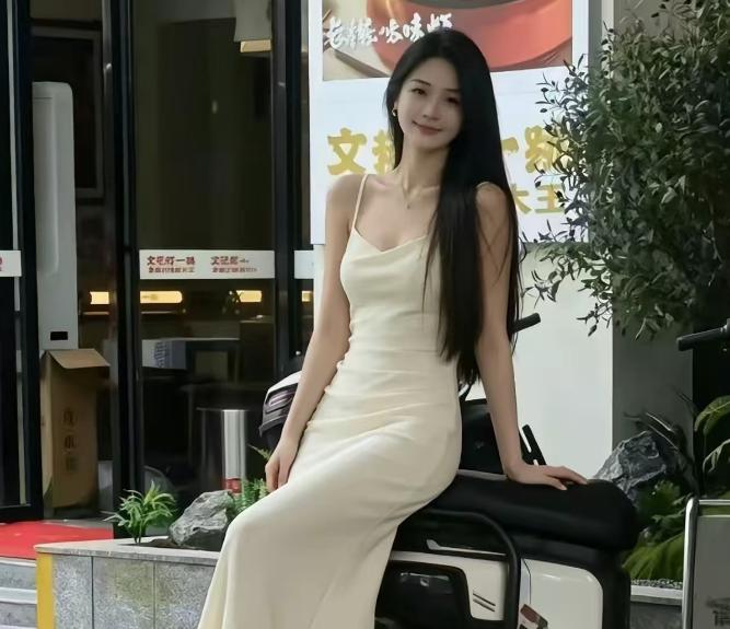 湖南街头原配当街暴打小三，视频全网疯传，结果小三照片一曝光，评论区直接炸锅了！