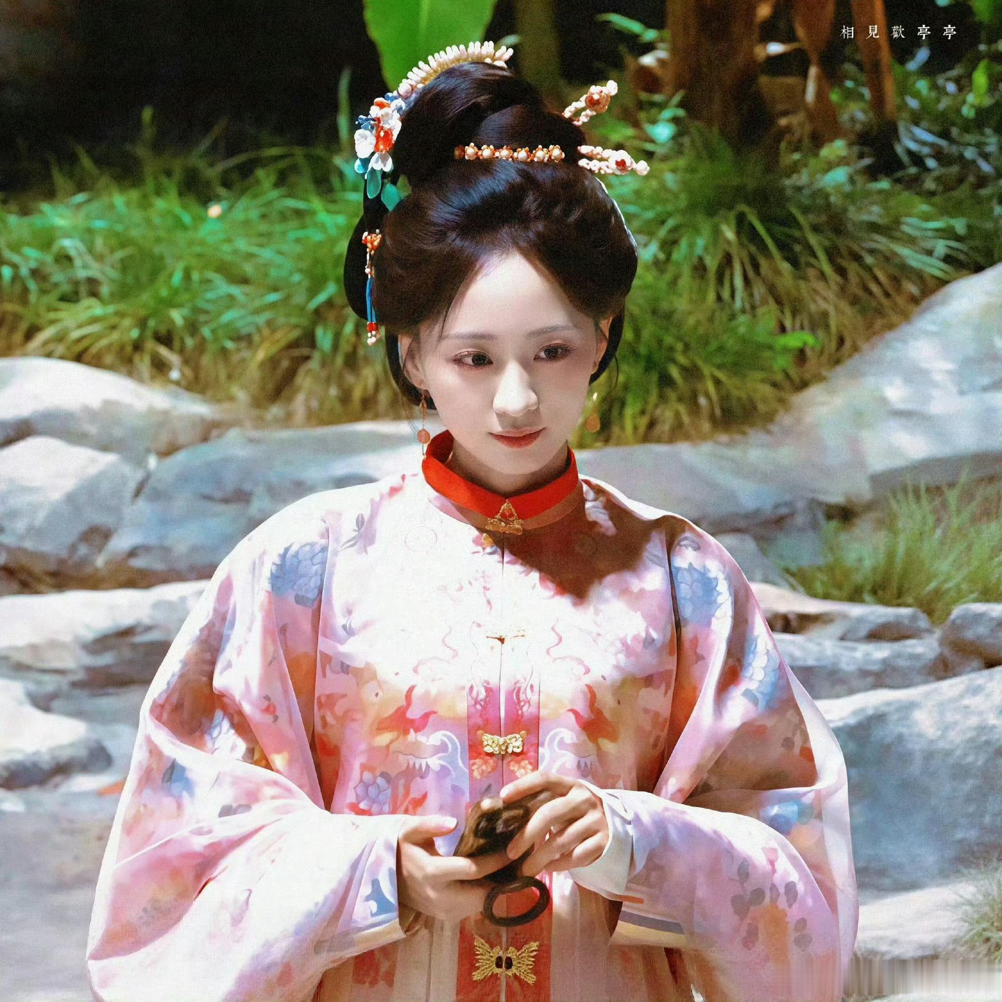 官宣了，定妆了结果还能被抢角色，而且黄婷婷还不是那种一无所有的糊糊，她还是有粉丝