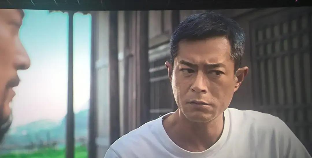 二十年前，我在银行柜台挨批，小说《寻秦记》救了我一命。
 
后来老爸住院，我改跑