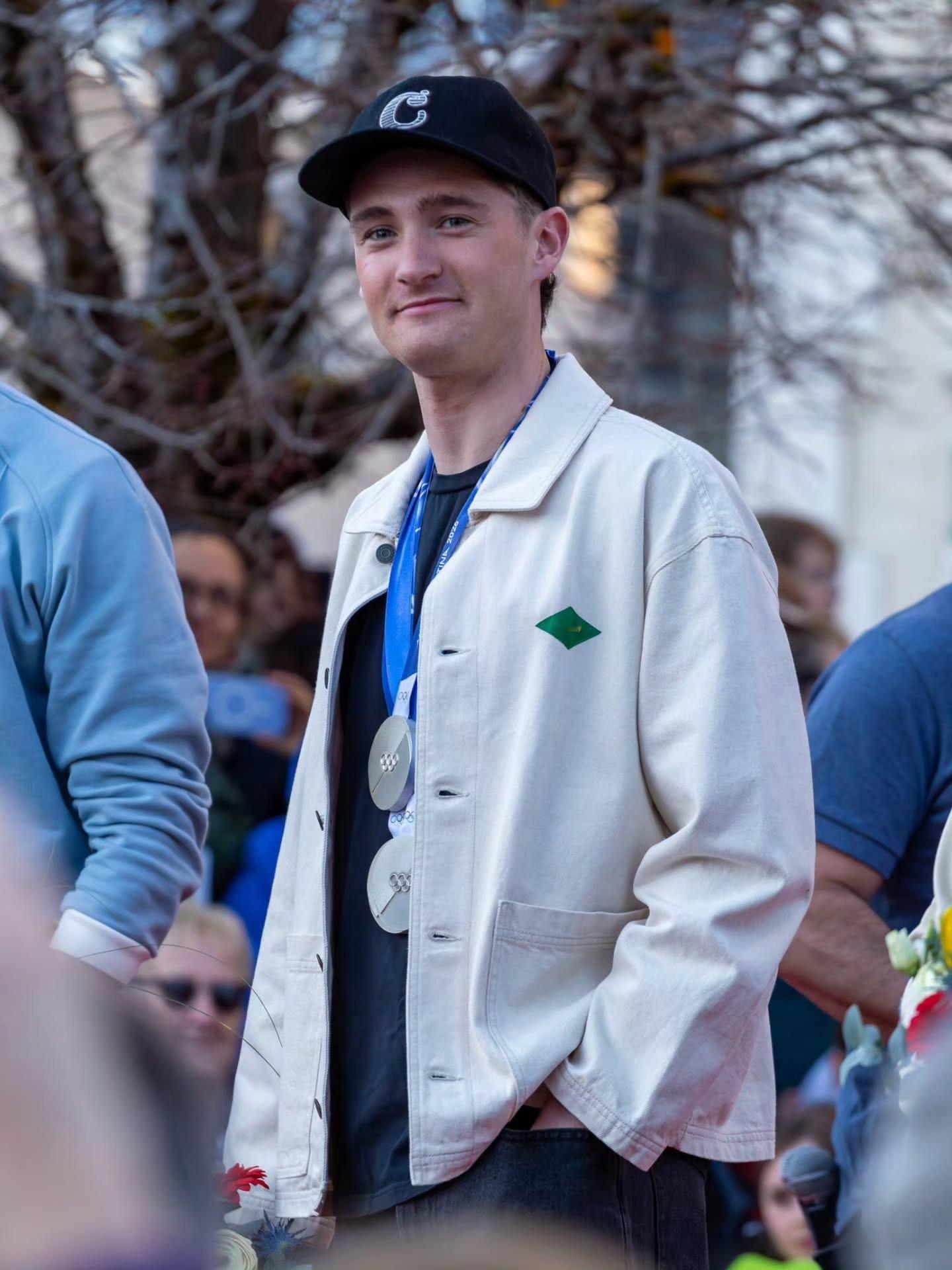 维拉尔德朗盛迎冬奥奖牌健儿凯旋冬奥会 昨日晚间，法国维拉尔德朗-科朗松小镇举办盛