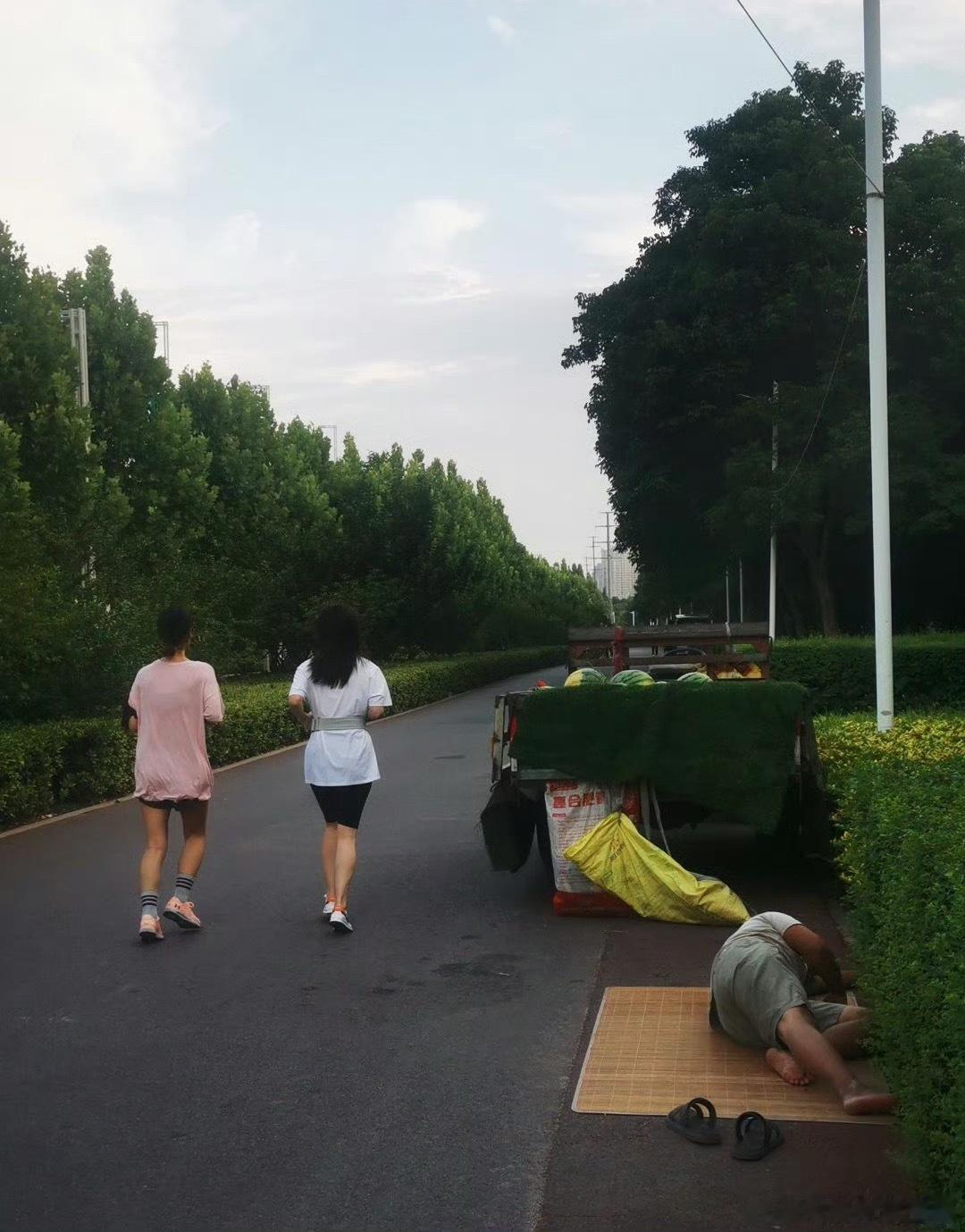 不努力学习，别人在大街上晨跑，你躺大街上卖西瓜。 