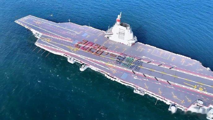 凤凰新闻【全球唯一！福建舰航母为何敢于“跳级”？】近日，中国人民解放军海军福建舰