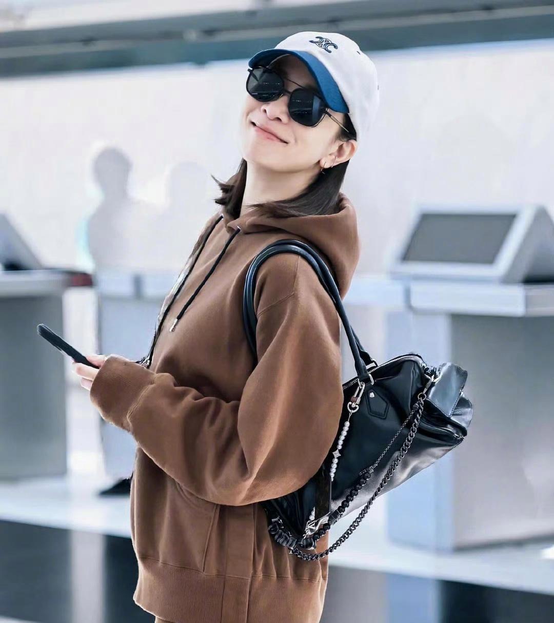 春雷唤醒了山野的生机，春笋顶破泥土，带着一身褐黄的笋衣，在青苔与草木间拔节生长；