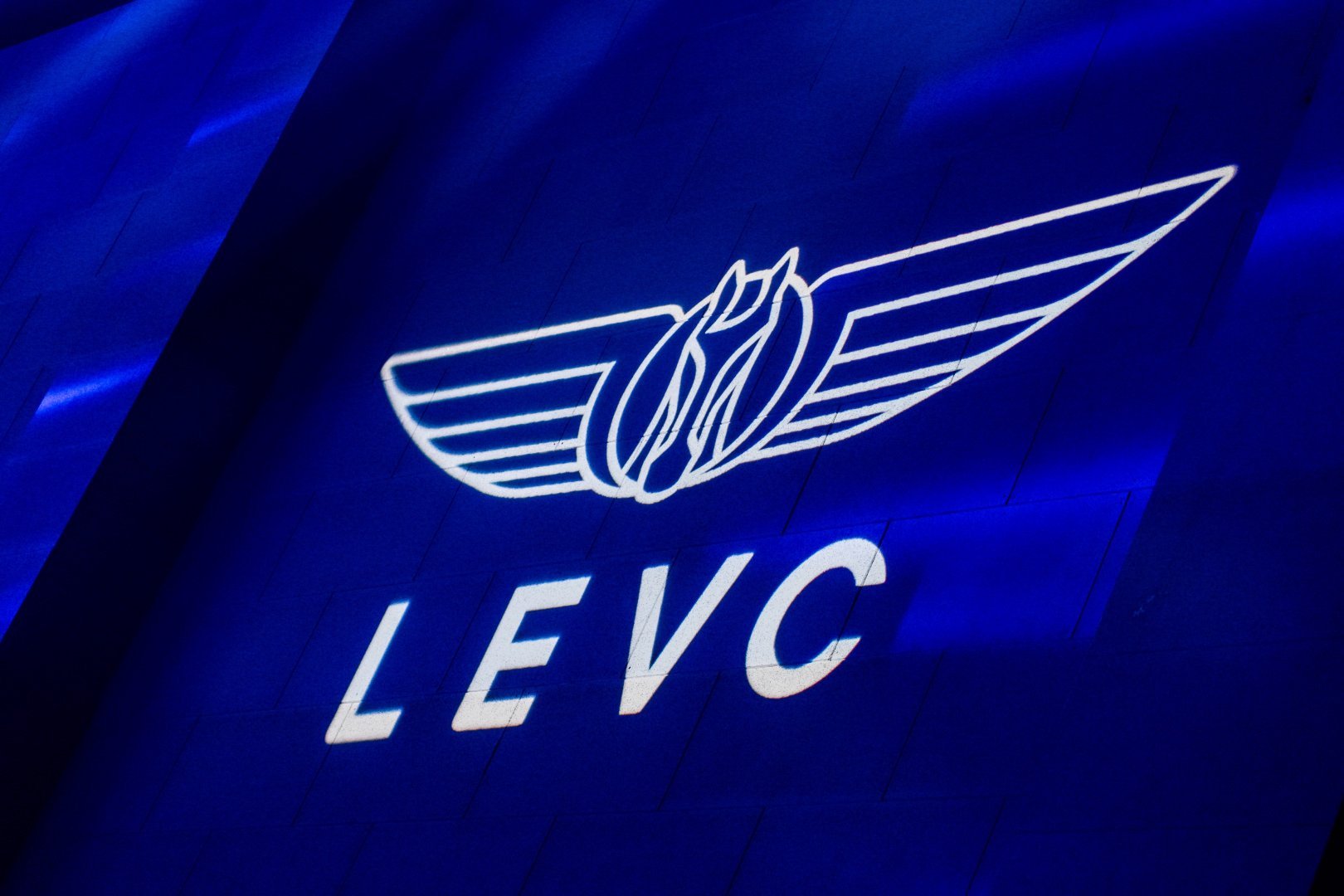 4月15日，LEVC品牌开启“时空之境”L380设计美学解析会，首次曝光车型内饰