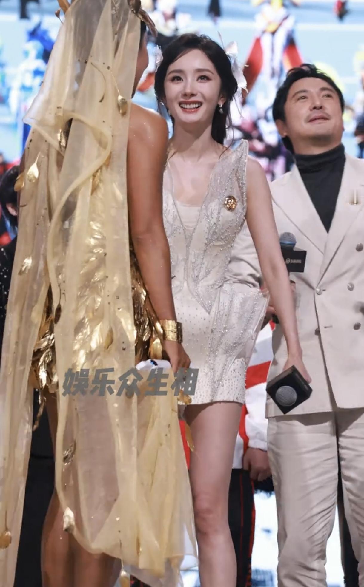杨幂轻拉吉克隽逸的头纱翩然起舞，鎏金华服与闪钻裙装交相辉映。舞台之上，她们笑意盈