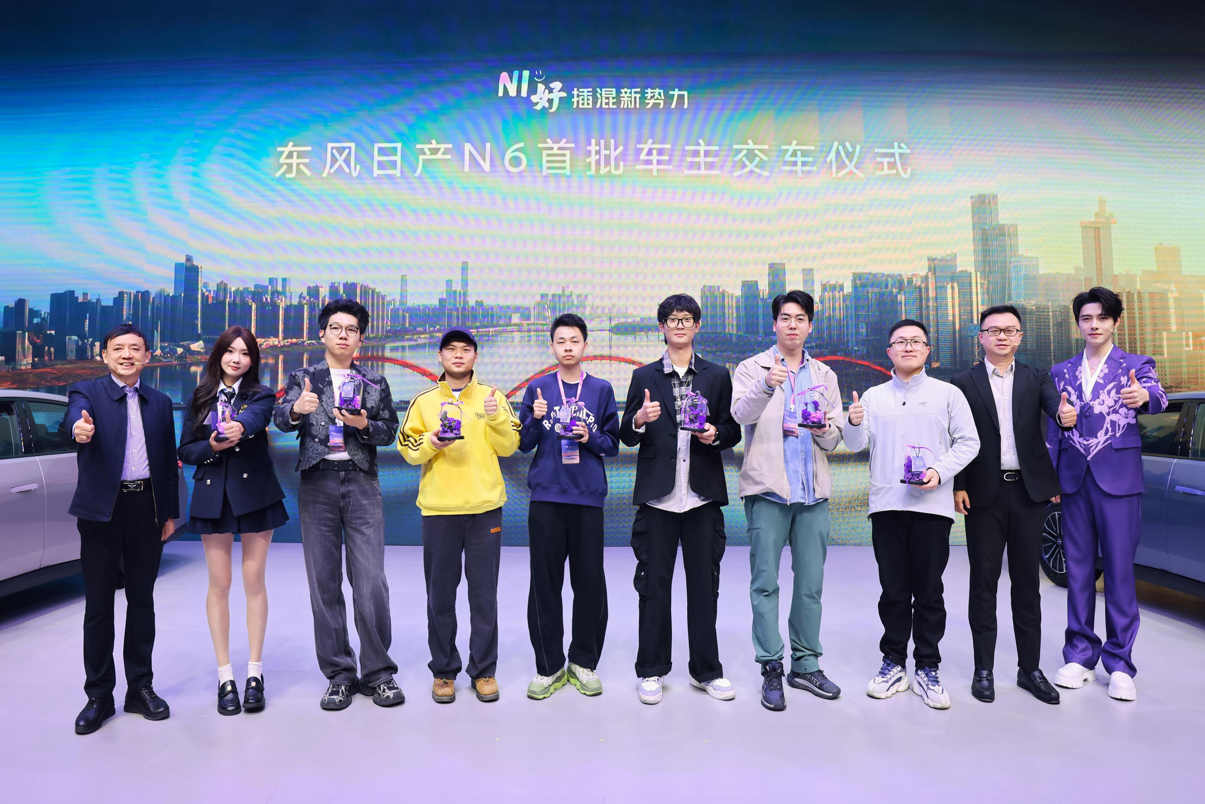 今天闪现长沙参与了东风日产N6的首批车主交付仪式，方逸伦明星车主现场交付，图三还