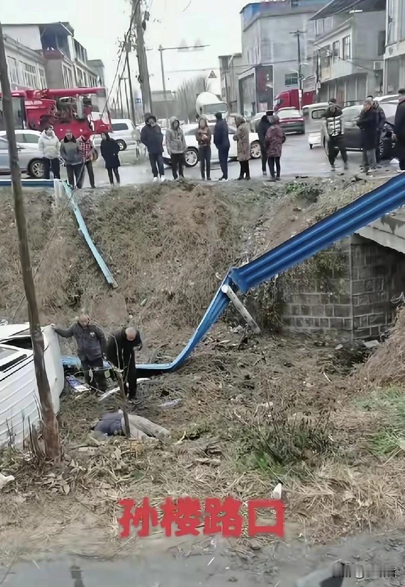 孙楼路口交通事故你怎么看？据说面包车司机已不在了
河南周口孙楼的这场普通交通事故