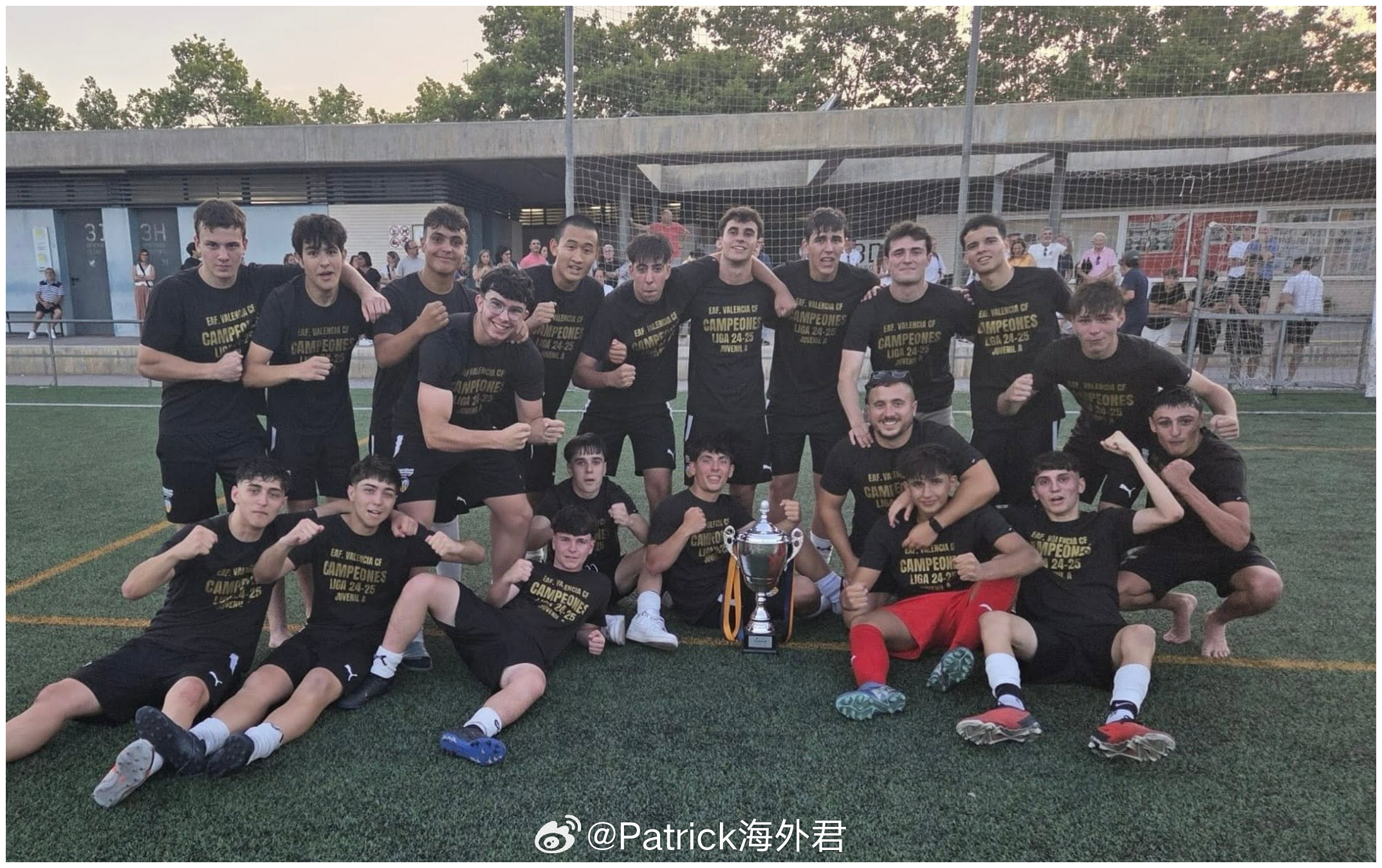 出生于2008年的前锋 肖一 本赛季在西班牙正式联赛已打进20球。截至上周末，他