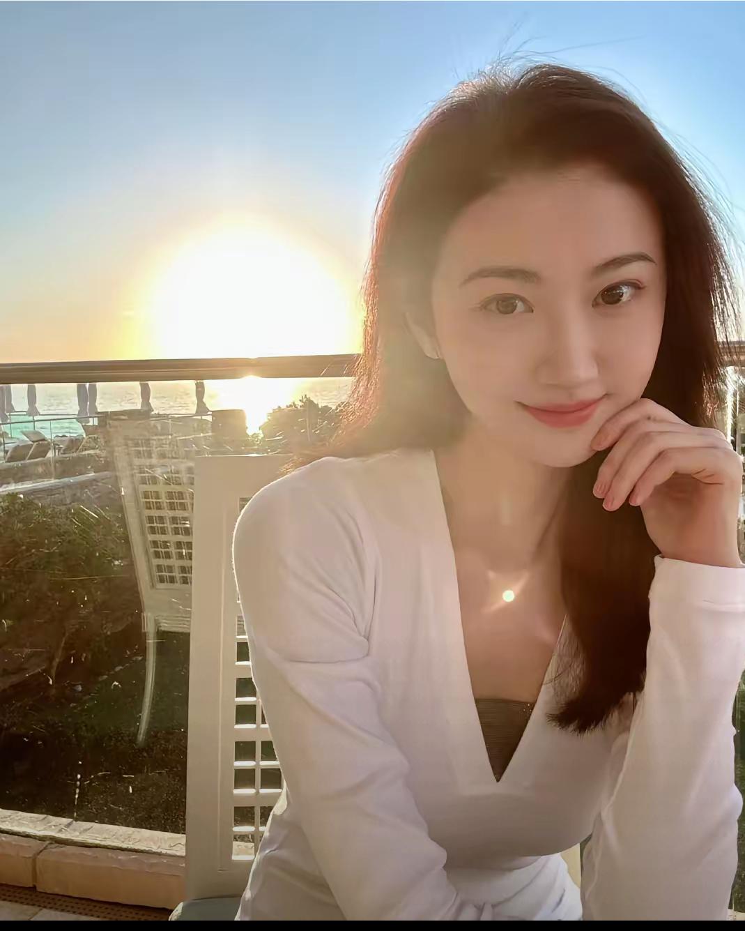 3月13日，景甜更新微博动态，发了一组落日下照片，并配文“周五好！
景甜在落日余