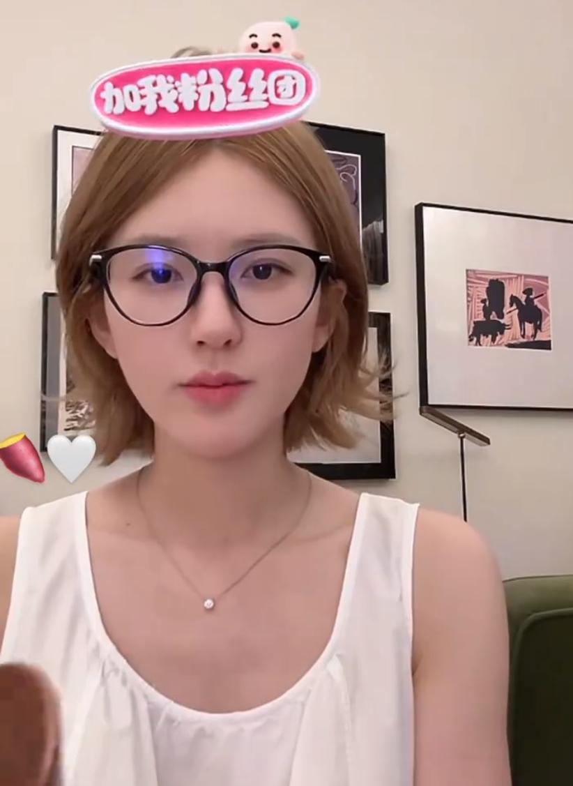 赵露思微指到达11亿
赵露思质问银河酷娱，随后直播回应相关问题，让赵露思微指达到