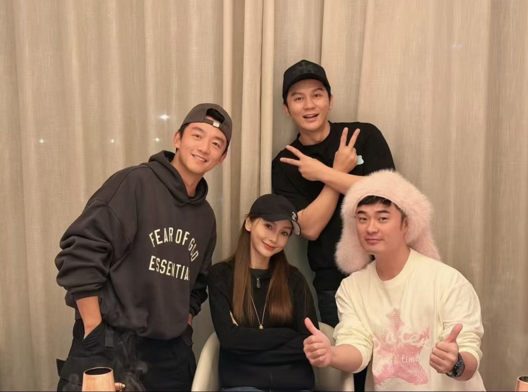 Angelababy郑恺陈赫李晨合影李晨晒出与Angelababy、郑恺、陈赫的