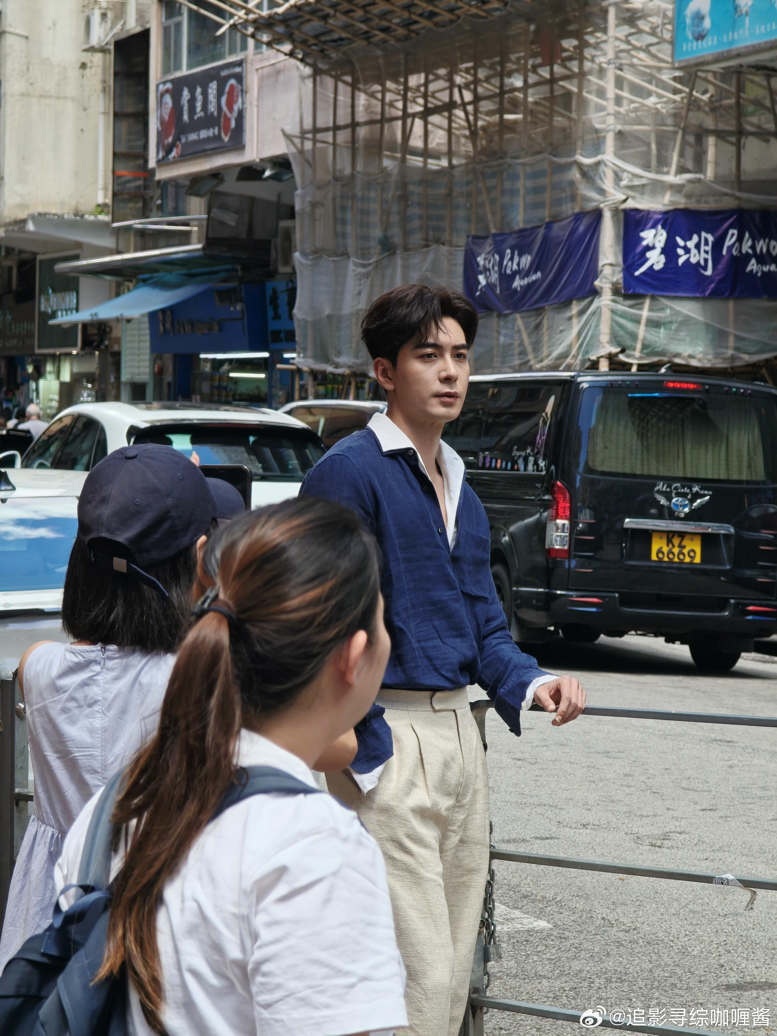 网友香港街头偶遇陈星旭拍摄🎬 ​​​