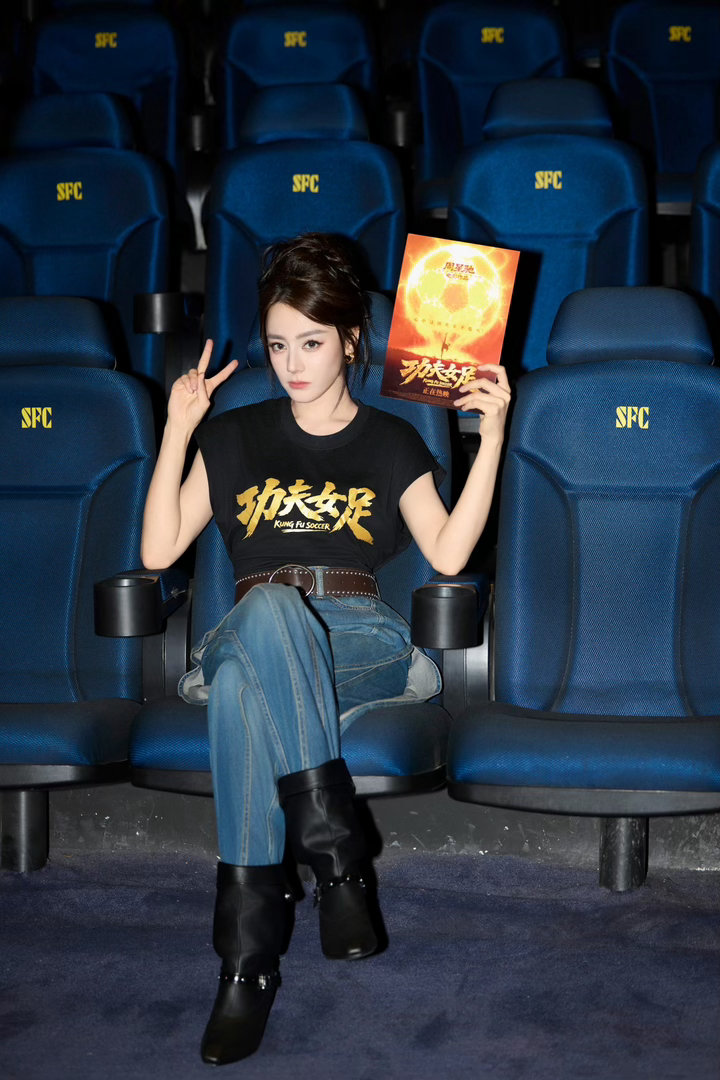 迪丽热巴演了个魔丸绿茵场上的钰珑野性十足，肆意奔跑全力冲锋，叛逆外壳包裹柔软内心