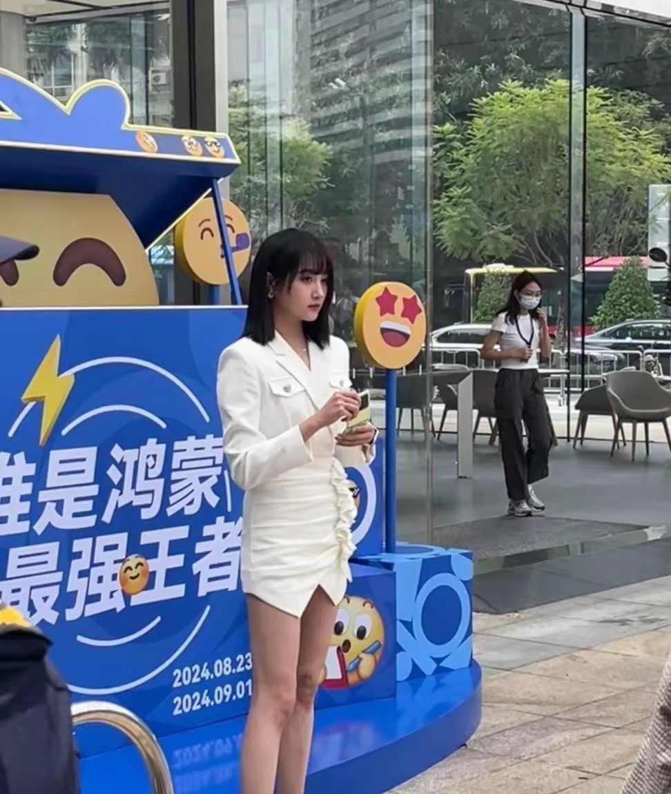 关晓彤，见到明星本星了，大腿上好多肌肉啊 