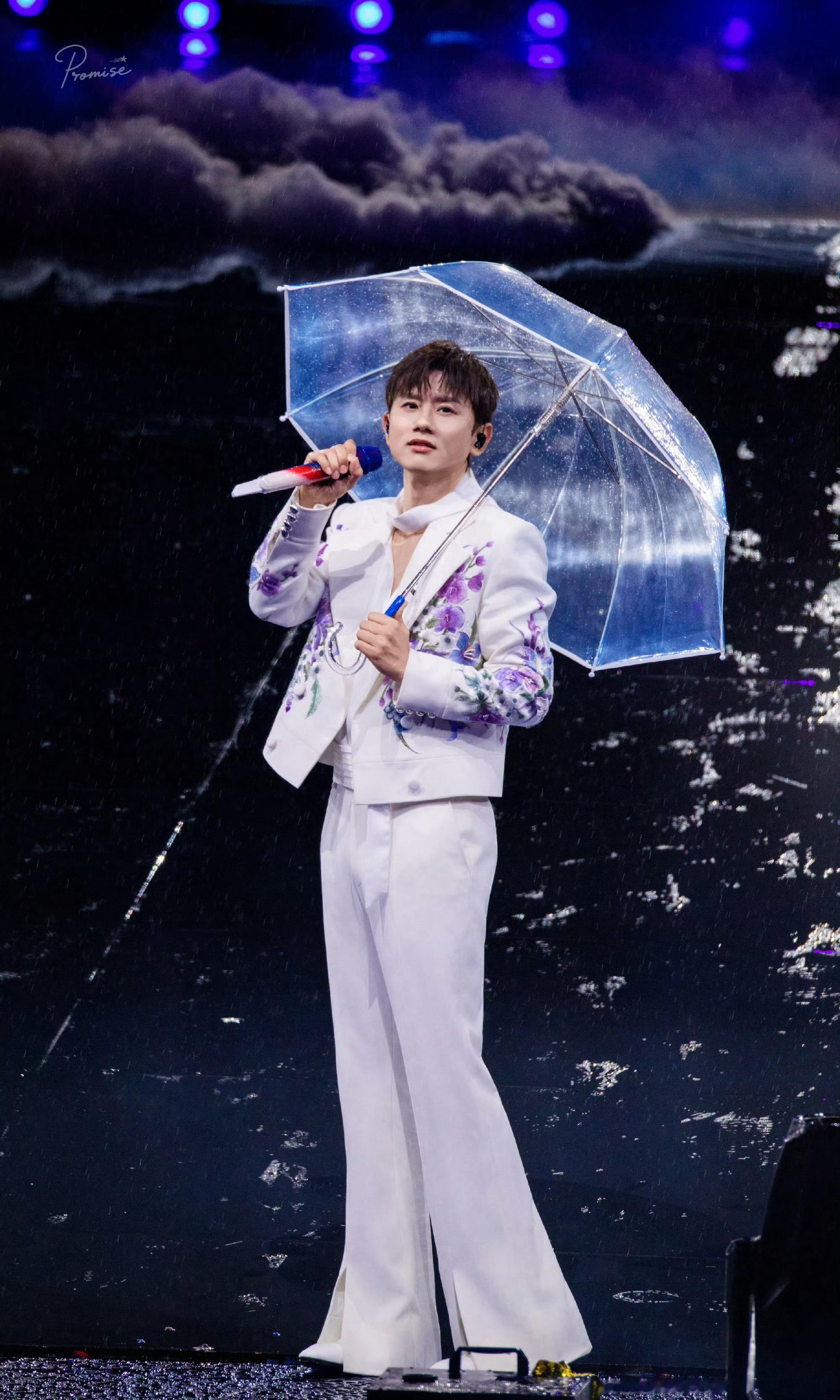 张杰雨中神图 张杰鸟巢演唱会淋雨，反而出了好多神图！张杰演唱会雨中神图