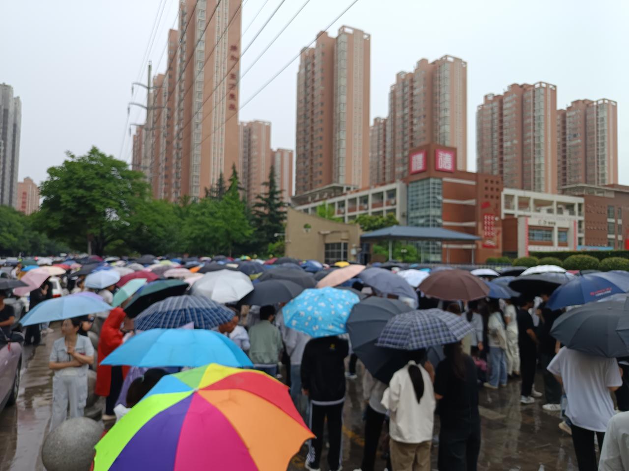 2026年高考开始啦！今天下午，学生在考场外等候，寻找自己的考场，确保明天早上顺
