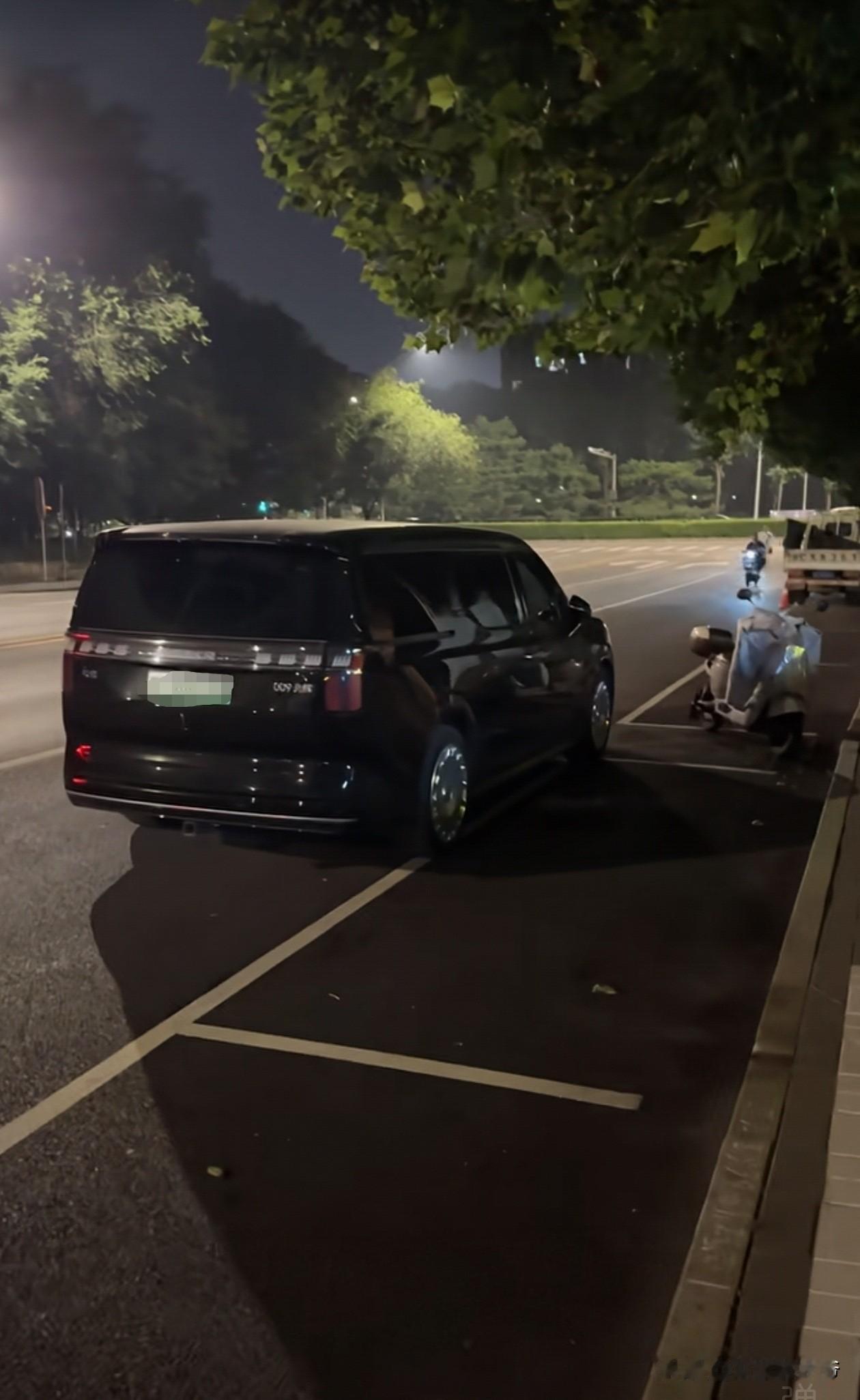 有点理解这样停车的新能源车主了，如果停在线内要交停车费，要是压着线停，赶在贴条的