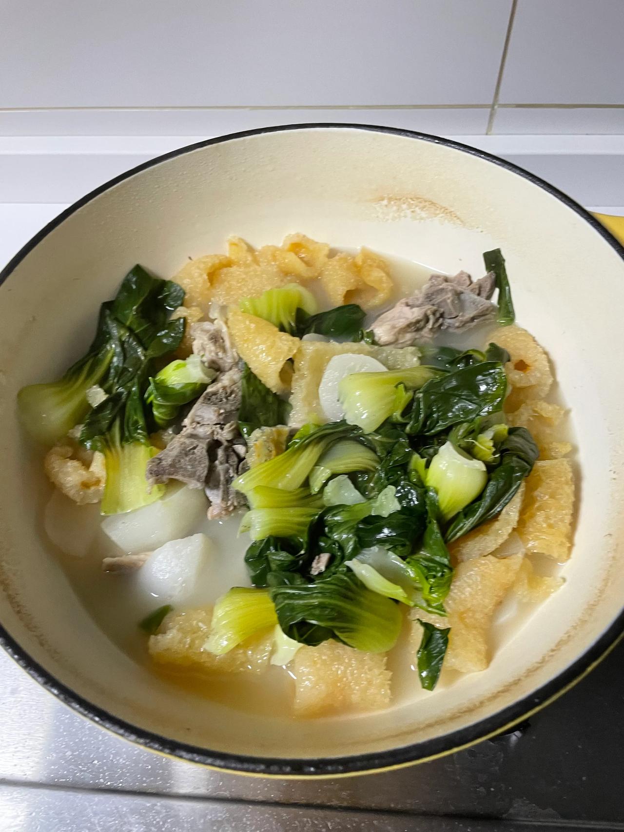 上海人每餐基本都要吃点绿叶蔬菜🥬，没有绿叶蔬菜，感觉饭都有点吃不下。不过，最近