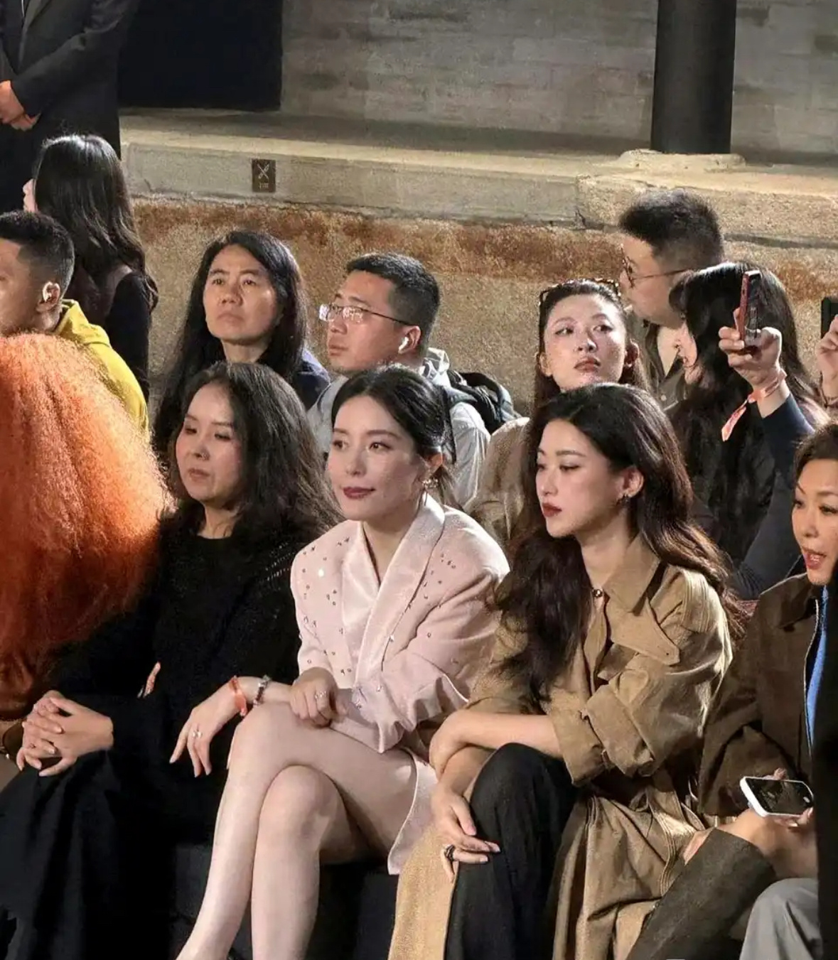 蔚来老板娘太白了 坐在人群中很突出 