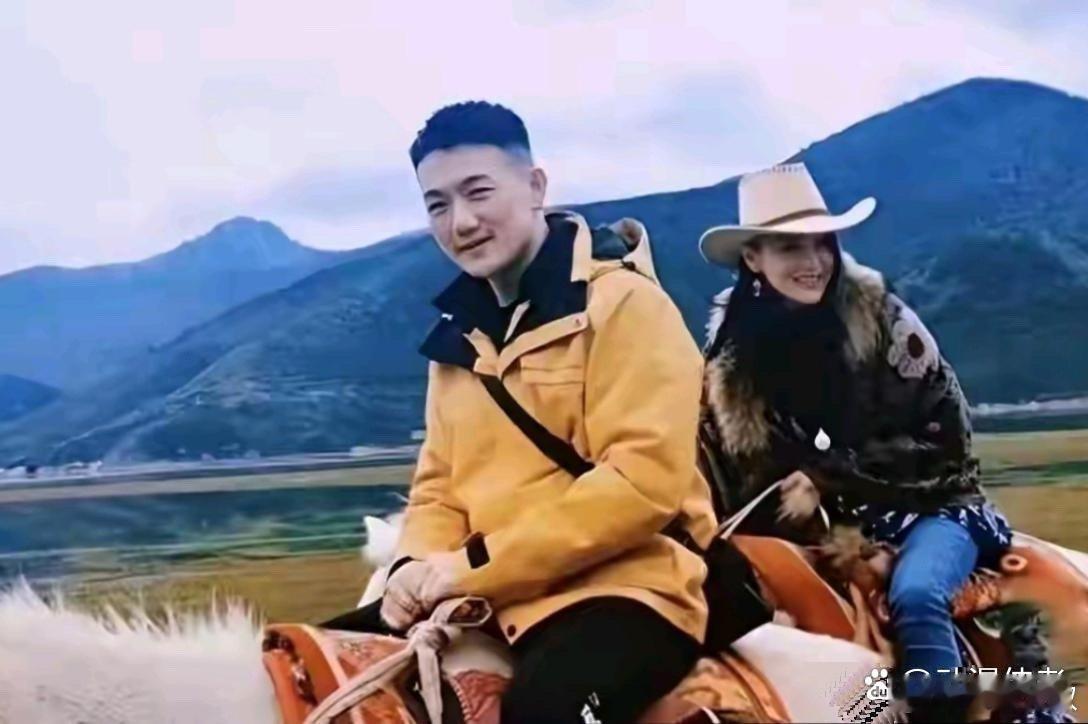 张馨予和老公何捷草原骑马，俩人看着好幸福啊。 ​​​