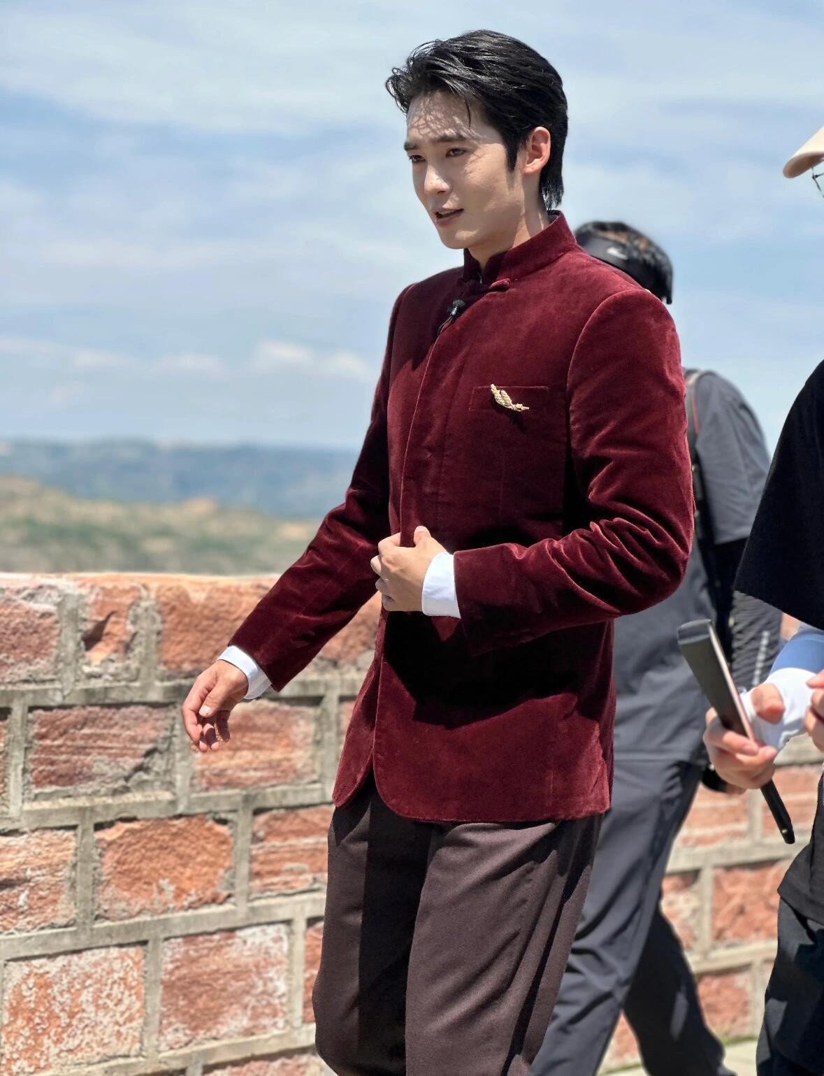 于适红丝绒中山装 于适山西黄河回响两岸音乐会路透红丝绒中山装+麦穗胸针！太正了好
