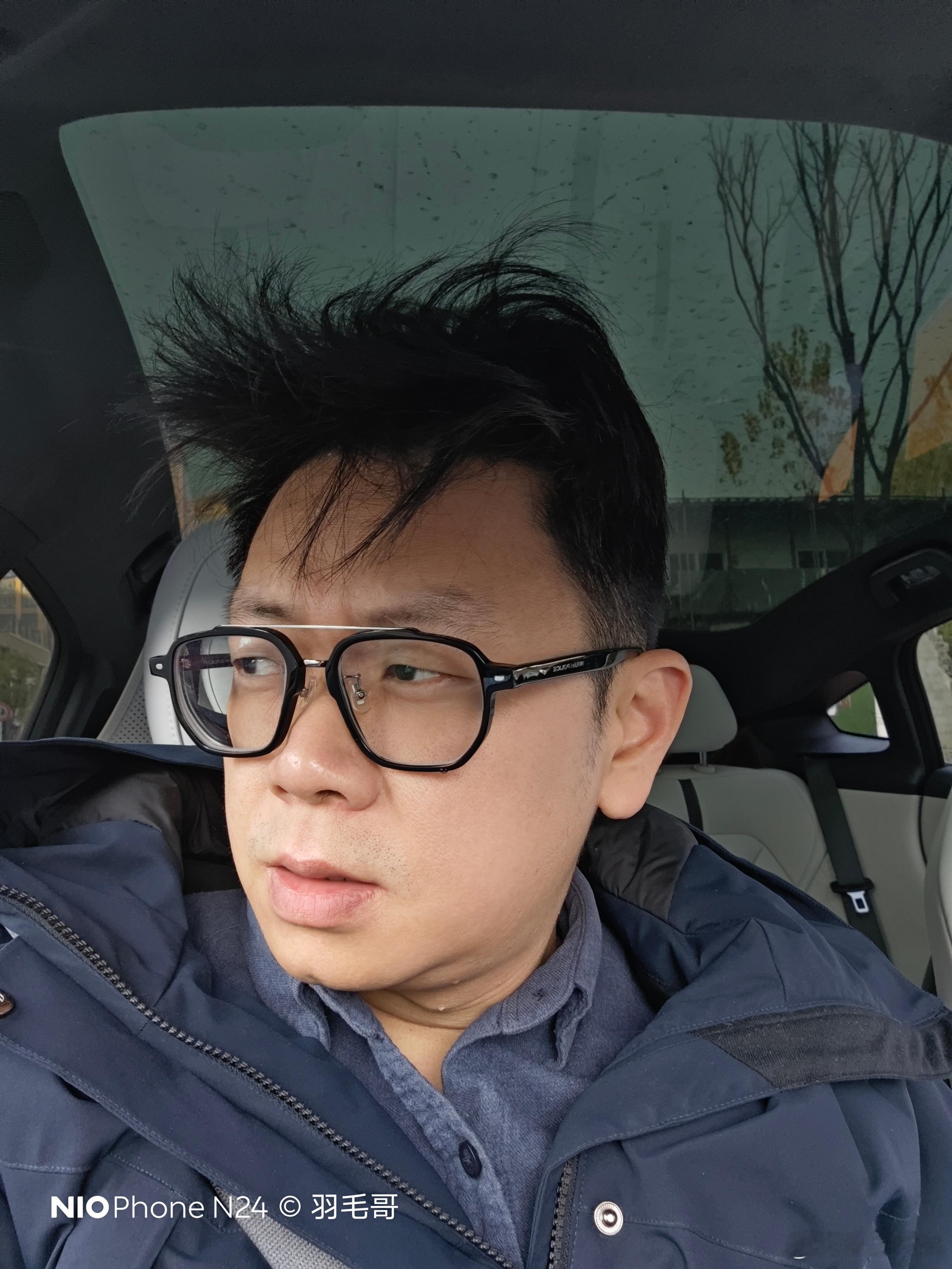 本登今日OOTD，出差北京气温零下2度左右，出门起晚了赶飞机来不及洗头鸡窝头发型