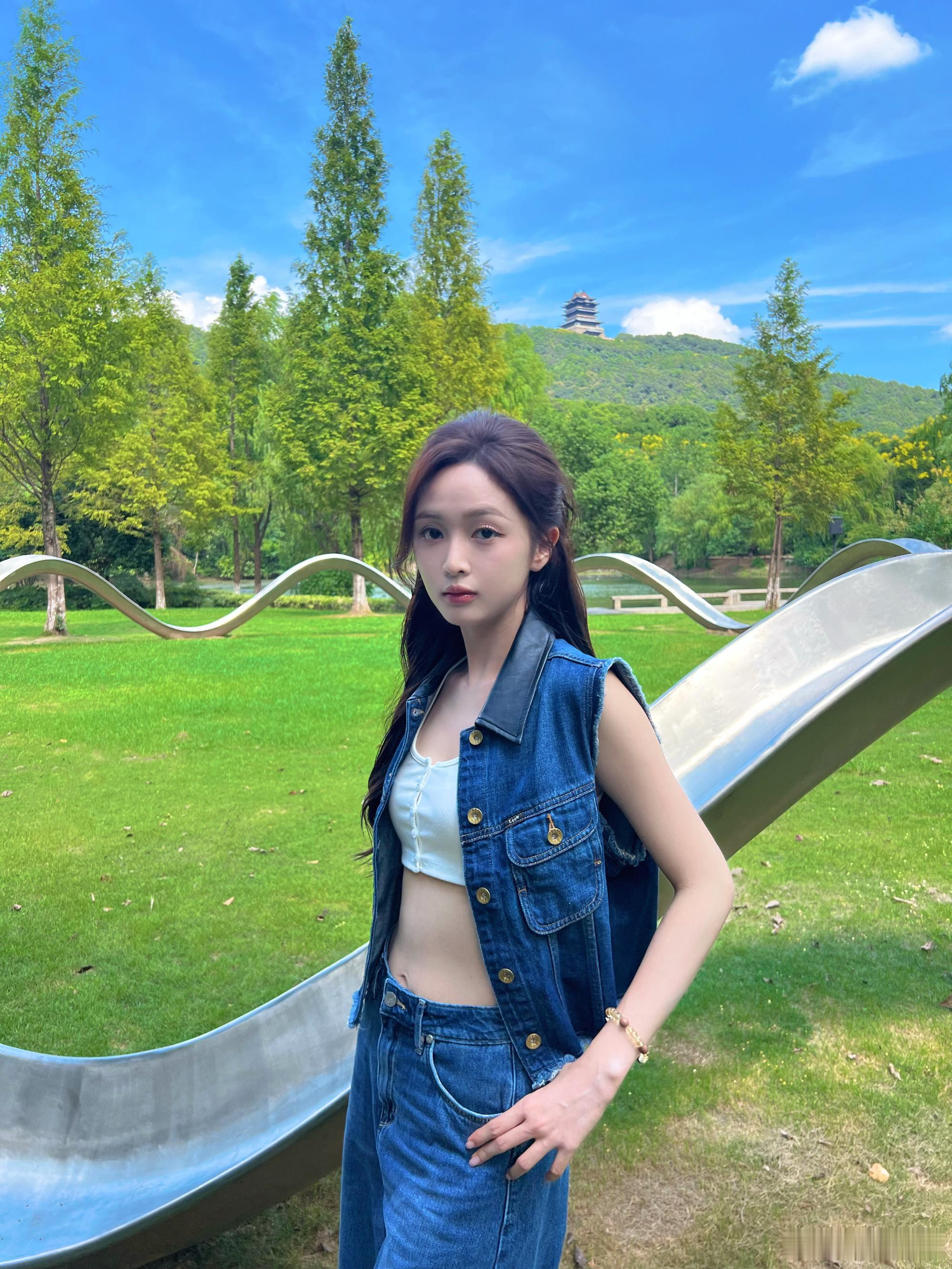 听到吴宣仪说 “好了说多了烦了”，我们知道她累了。让她休个假吧，给她的身心放个假