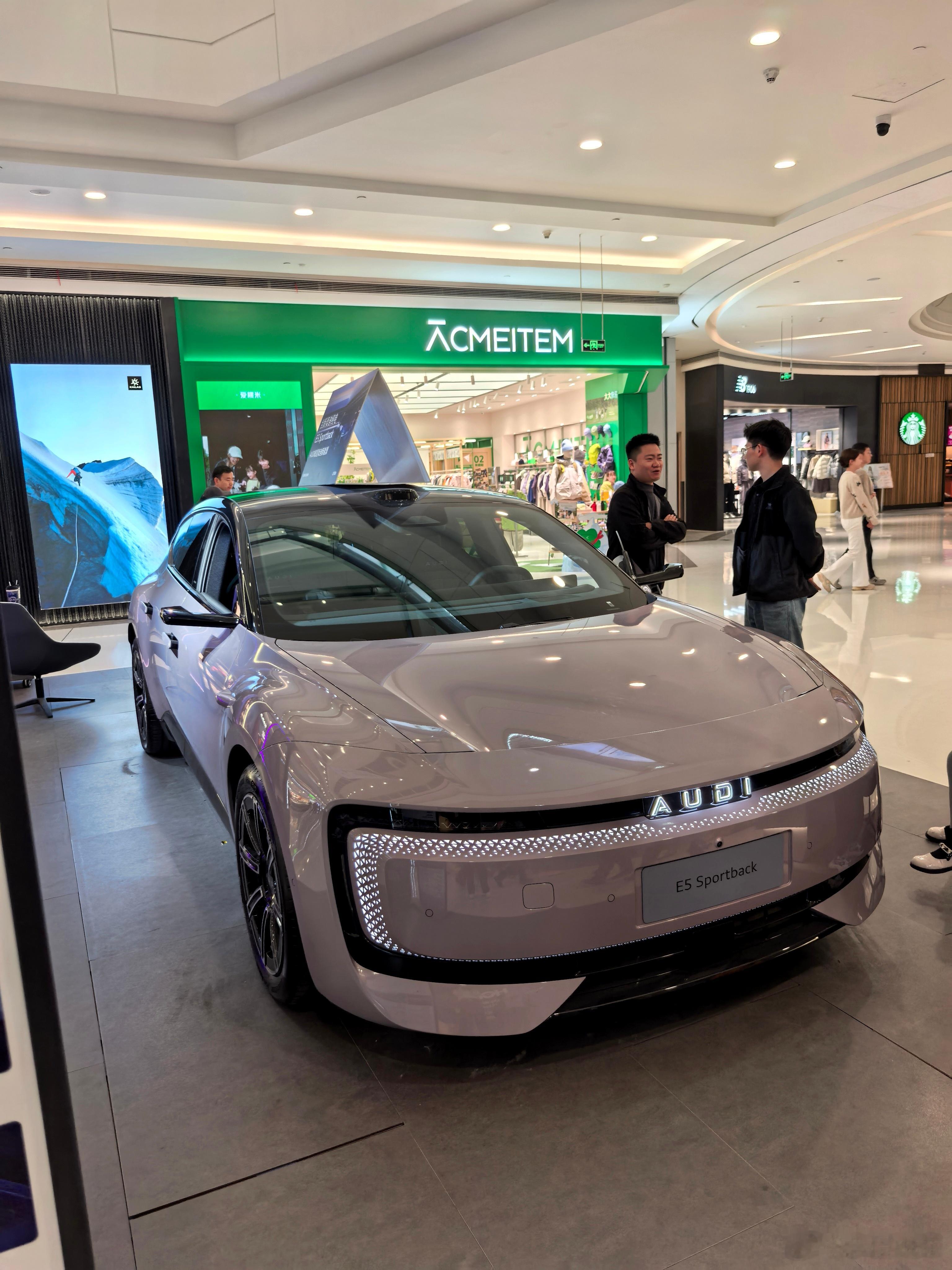 一分钟视频创作季 今天来商场逛了逛奥迪e5sportback，这晨曦紫颜色也太好