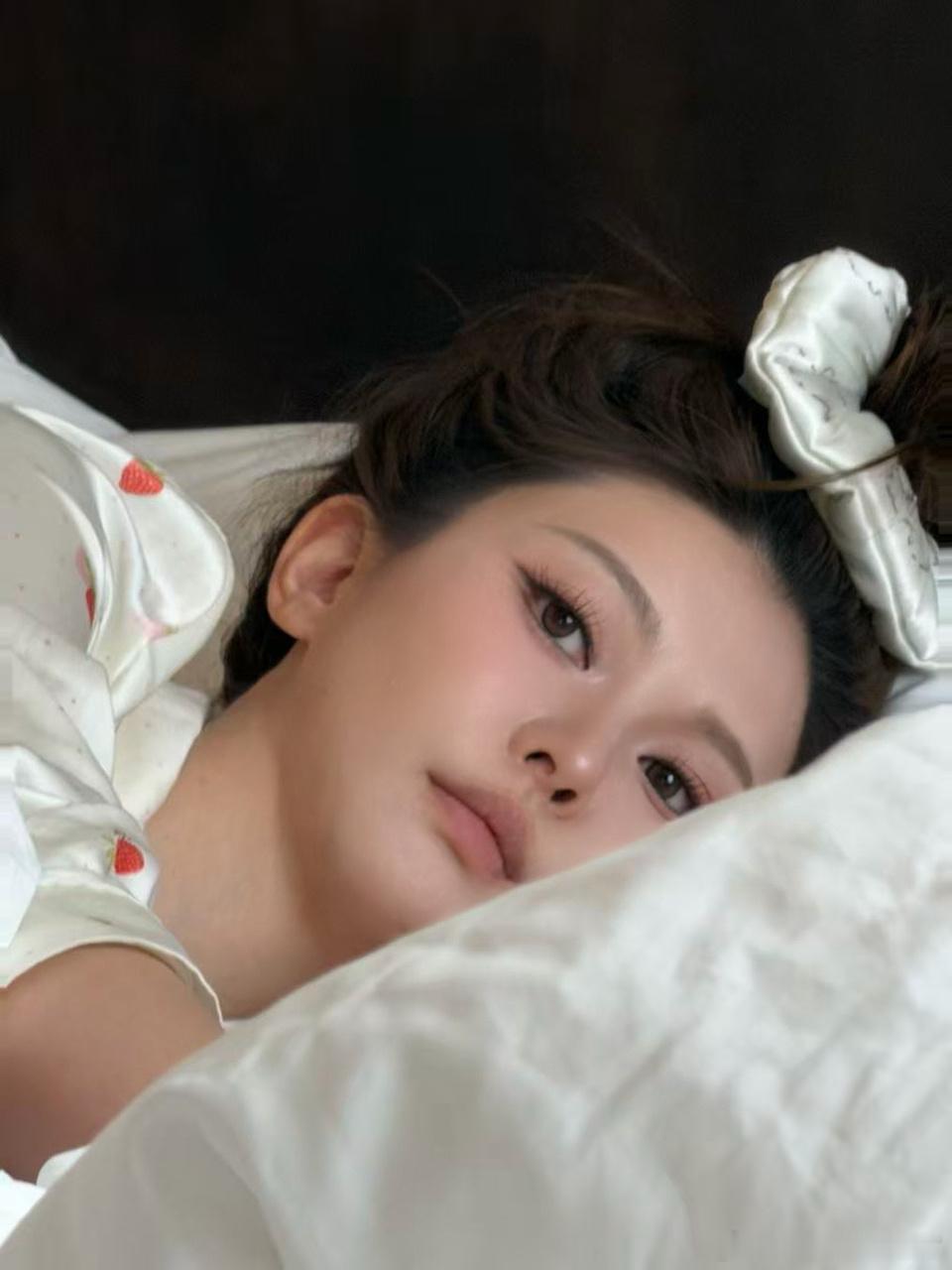 早7起床拍摄的我 中午已经力竭脸子拍的发呆的我眼里已经没有光了哈哈哈哈哈 
