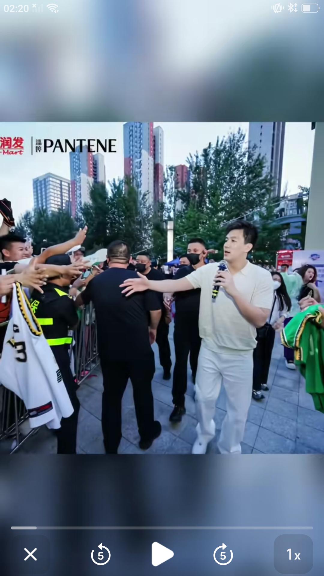 【郭艾伦和郭士强先后回到家乡沈阳，政府领导机场迎接，众多球迷夹道欢迎，现场人山人