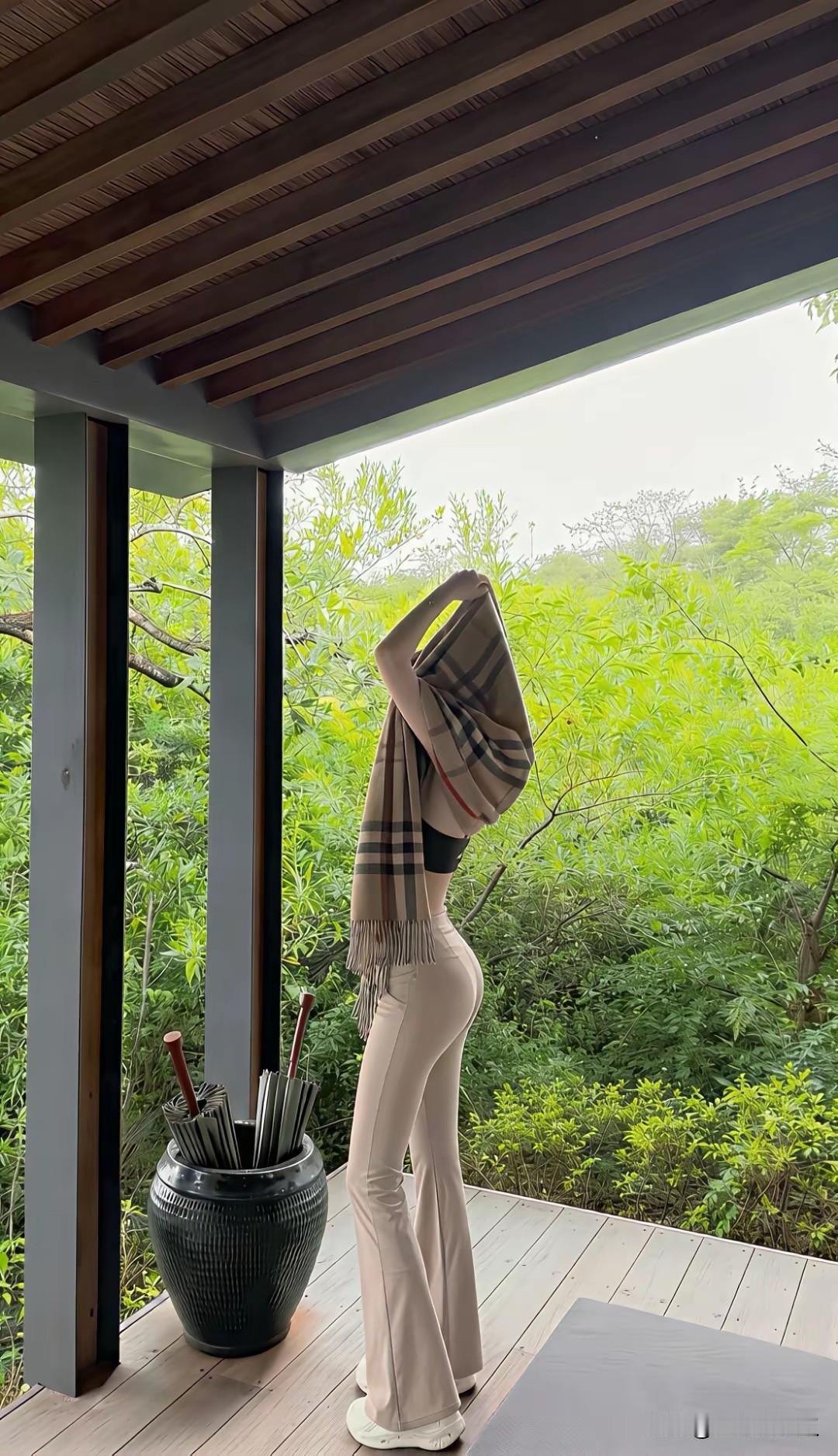 现在相亲真的很现实，对方颜值身材都在线，自己却很普通，难免会有压力。两个人站在一