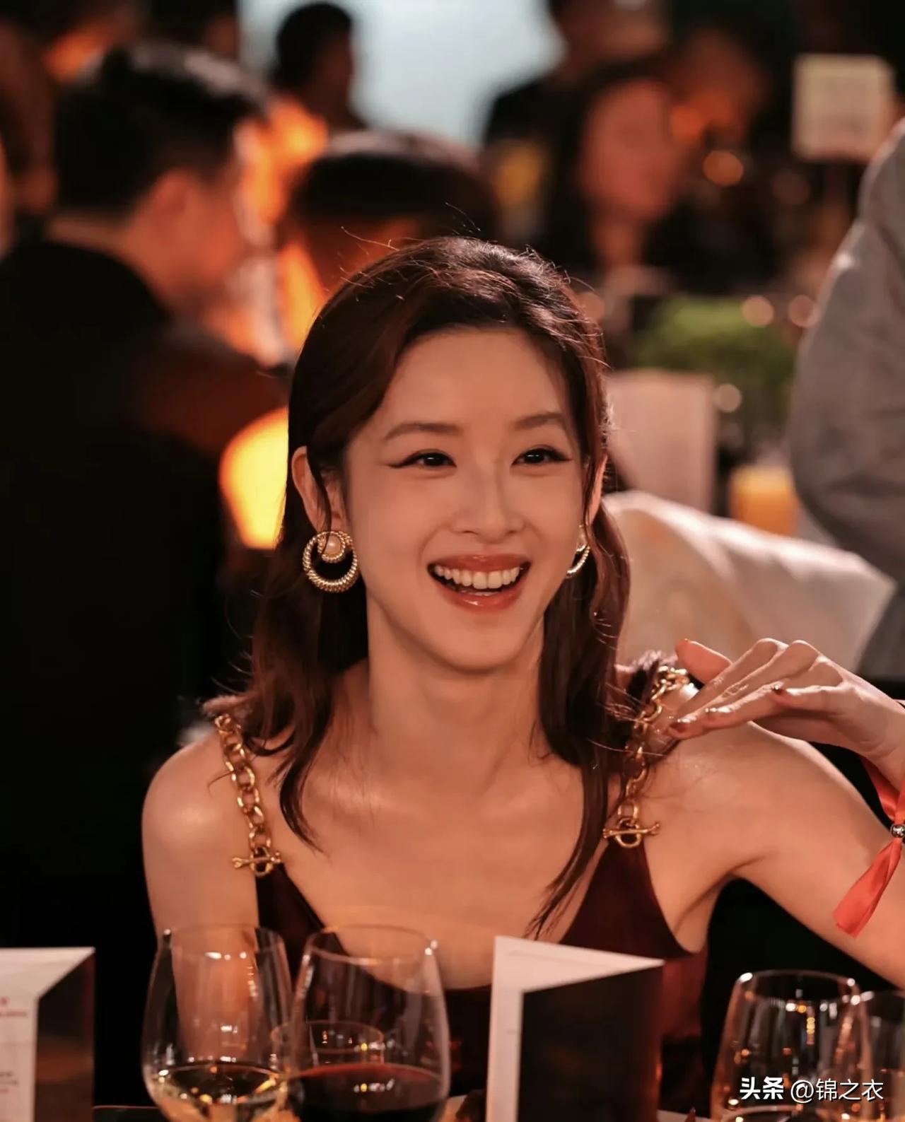 章小姐本人应该很漂亮，可以说不输任何女明星，因为她和谁合照都不输。

有网友说；