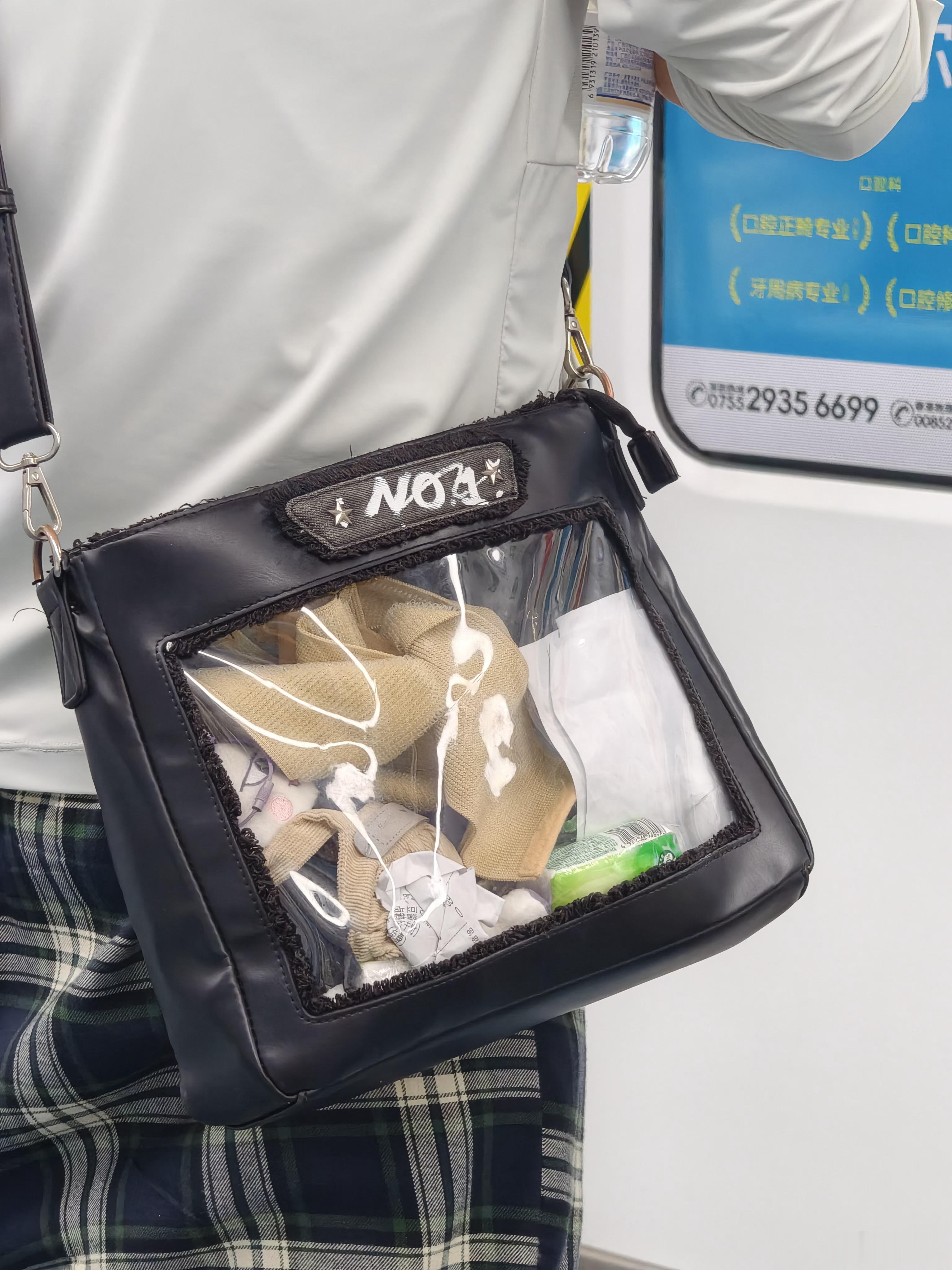 当老男人背着痛包，这里面透出来的的东西都是啥啊。深圳地铁随手拍  ​​​